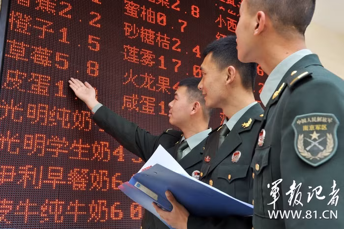 Nhà bếp thông báo danh mục lương thực thực phẩm đảm bảo bữa ăn cho đơn vị này trên bảng điện tử Nhà bếp thông báo danh mục lương thực thực phẩm đảm bảo bữa ăn cho đơn vị này trên bảng điện tử