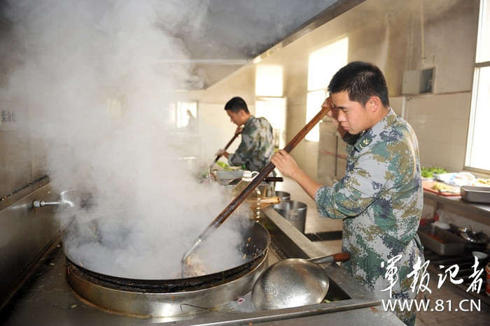 Để phục vụ cho cả đơn vị, nhà bếp phải sử dụng những chiếc nồi, chảo quân dụng dung tích lớn