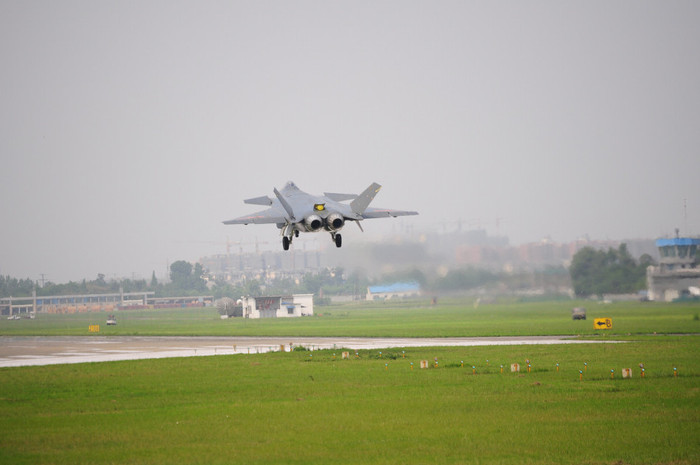 J-20 cất cánh