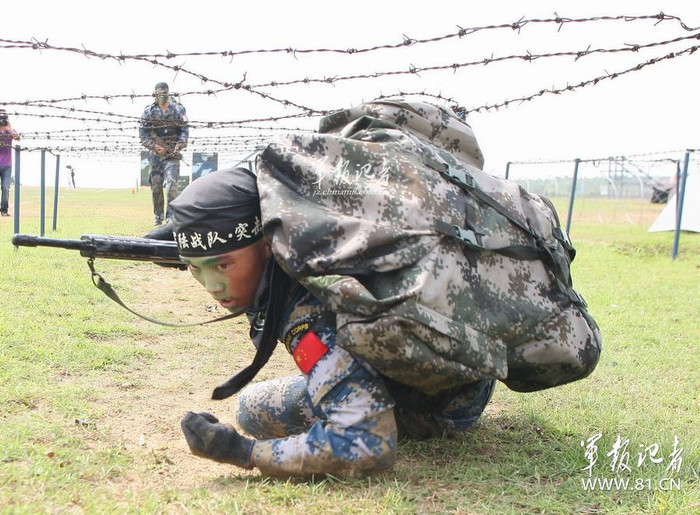 Cơ động luồn sâu qua hàng rào thép gai Cơ động luồn sâu qua hàng rào thép gai