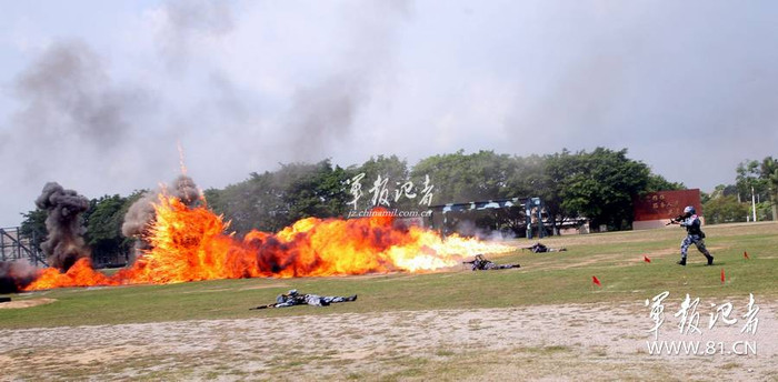 Diễn tập nội dung xạ kích đặc nhiệm trong điều kiện hỏa lực đối phương tấn công mạnh Diễn tập nội dung xạ kích đặc nhiệm trong điều kiện hỏa lực đối phương tấn công mạnh