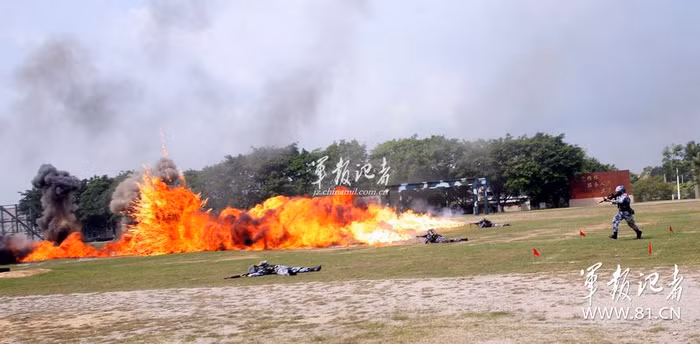 Diễn tập nội dung xạ kích đặc nhiệm trong điều kiện hỏa lực đối phương tấn công mạnh