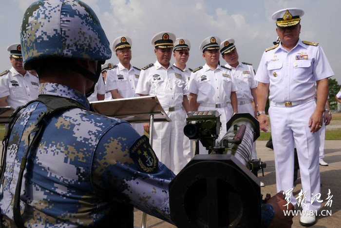 Tướng lĩnh lãnh đạo hải quân hai nước kiểm tra vũ khí Tướng lĩnh lãnh đạo hải quân hai nước kiểm tra vũ khí