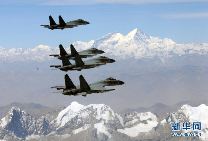 Nhiều thông tin cho rằng Trung Quốc xây dựng các căn cứ không quân và thường xuyên bay huấn luyện vùng giáp biên giới với Ấn Độ