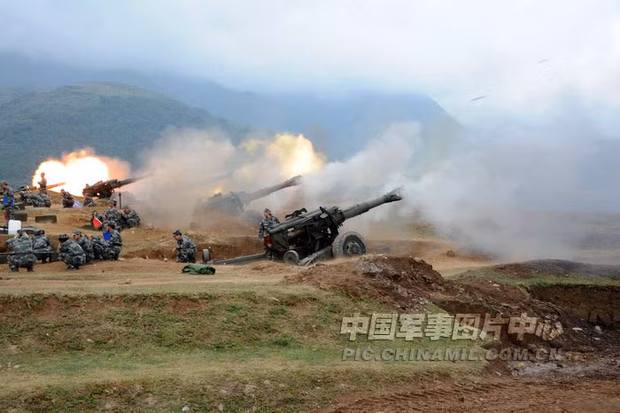 Trung đoàn pháo binh dự bị thuộc lực lượng quân sự Tứ Xuyên, quân khu Thành Đô huấn luyện bắn đạn thật