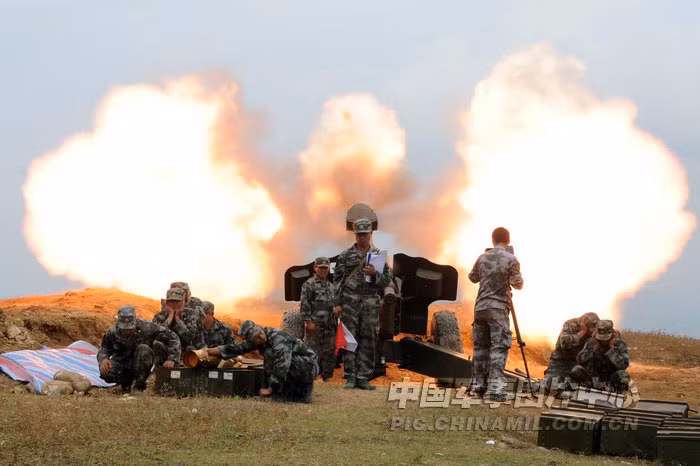Pháo binh dự bị quân khu Thành Đô kiểm tra bắn đạn thật