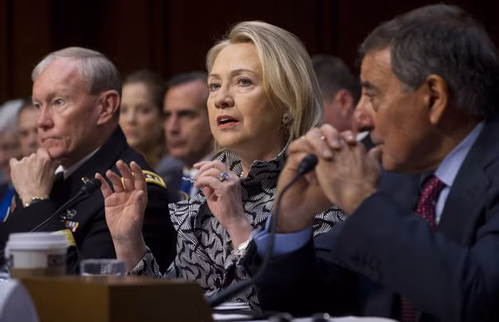 Ngoại trưởng Hillary Clinton, Bộ trưởng Quốc phòng Leon Panetta (bên phải), Chủ tịch Hội đồng tham mưu liên quân Martin Dempsey đồng thanh lên tiếng hối thúc các nhà lập pháp Mỹ sớm thông qua Công ước biển Liên Hợp Quốc