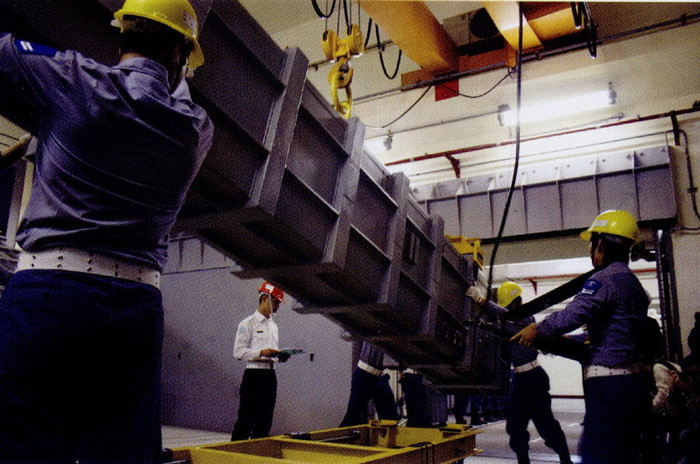 Sĩ quan chỉ huy, chuyên viên kỹ thuật kiểm tra tên lửa trong căn cứ Sĩ quan chỉ huy, chuyên viên kỹ thuật kiểm tra tên lửa trong căn cứ