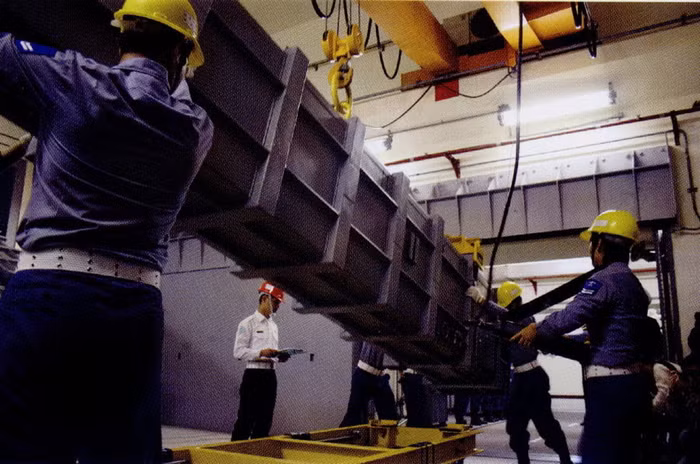 Sĩ quan chỉ huy, chuyên viên kỹ thuật kiểm tra tên lửa trong căn cứ Sĩ quan chỉ huy, chuyên viên kỹ thuật kiểm tra tên lửa trong căn cứ