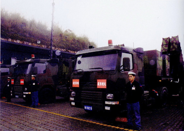 Tên lửa Hùng Phong 2E được bố trí cả ở bệ phóng cố định và dàn phóng di động Tên lửa Hùng Phong 2E được bố trí cả ở bệ phóng cố định và dàn phóng di động