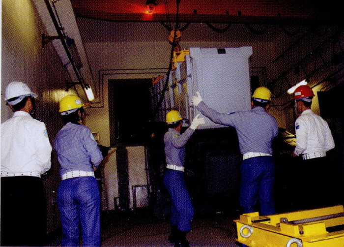 Lực lượng chuyên viên kỹ thuật chuyển tên lửa Hùng Phong 2E Lực lượng chuyên viên kỹ thuật chuyển tên lửa Hùng Phong 2E