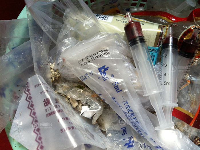 Những ống kim tiêm được vứt vào sọt rát sau khi lấy mẫu máu xong xuôi Những ống kim tiêm được vứt vào sọt rát sau khi lấy mẫu máu xong xuôi