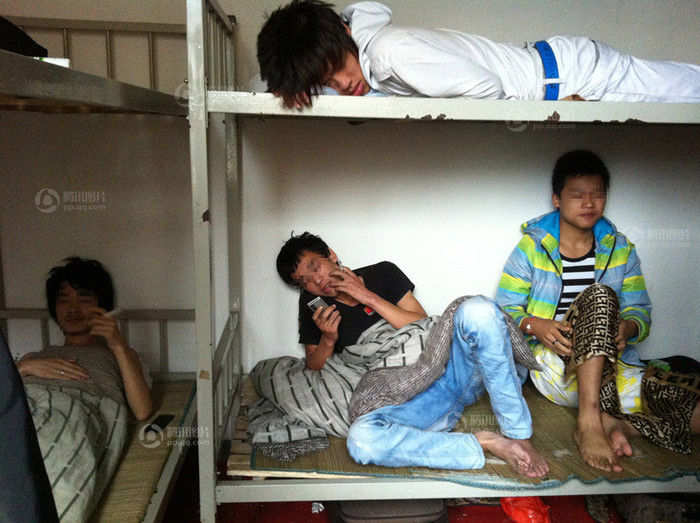 Nhiều người trong số họ là những 9x, họ bán thận vì những lý do khác nhau nhưng hầu hết đều là "cần tiền gấp". Có người bán thận để mua Iphone, bán thận lấy tiền trả nợ... Nhiều người trong số họ là những 9x, họ bán thận vì những lý do khác nhau nhưng hầu hết đều là "cần tiền gấp". Có người bán thận để mua Iphone, bán thận lấy tiền trả nợ...