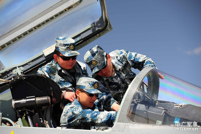 Các phi công kiểm tra khoang máy trước giờ xuất phát