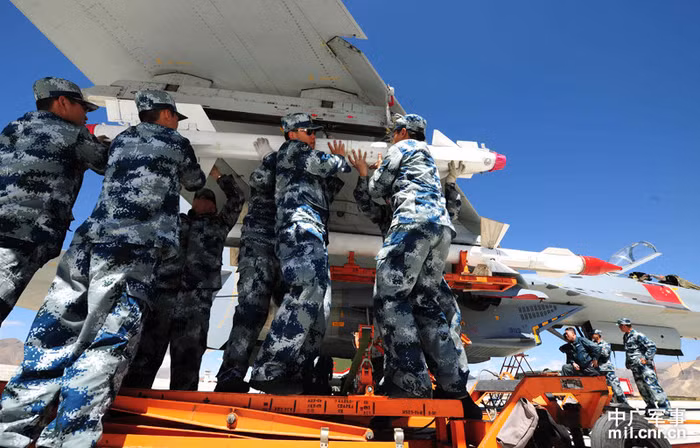 Thao tác lắp đặt tên lửa lên máy bay Thao tác lắp đặt tên lửa lên máy bay