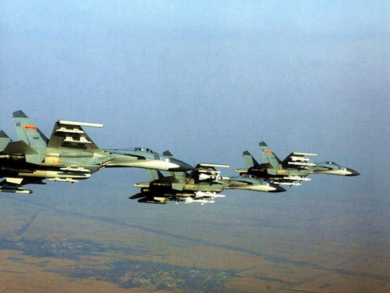 J-11 lượn trên không trung