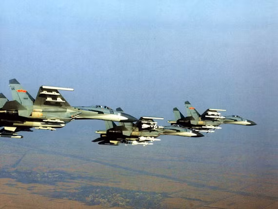 J-11 lượn trên không trung J-11 lượn trên không trung