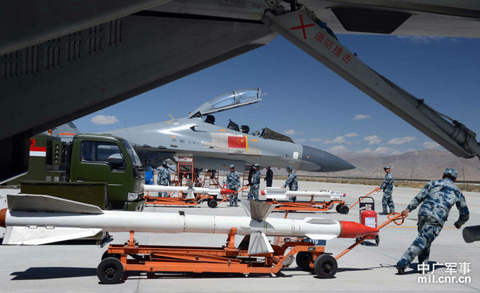 Những quả tên lửa được đặt trên các xe kéo đưa ra gầm máy bay J-11