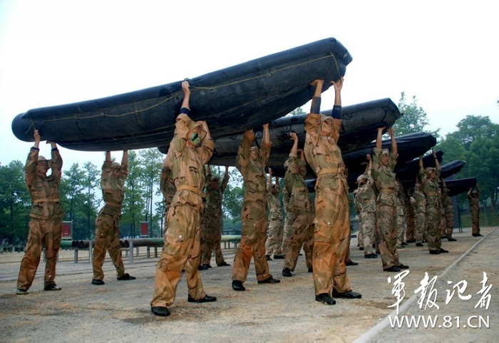 Rèn luyện thể lực bằng chính những chiếc xuồng cao su cho mỗi tổ 3 người