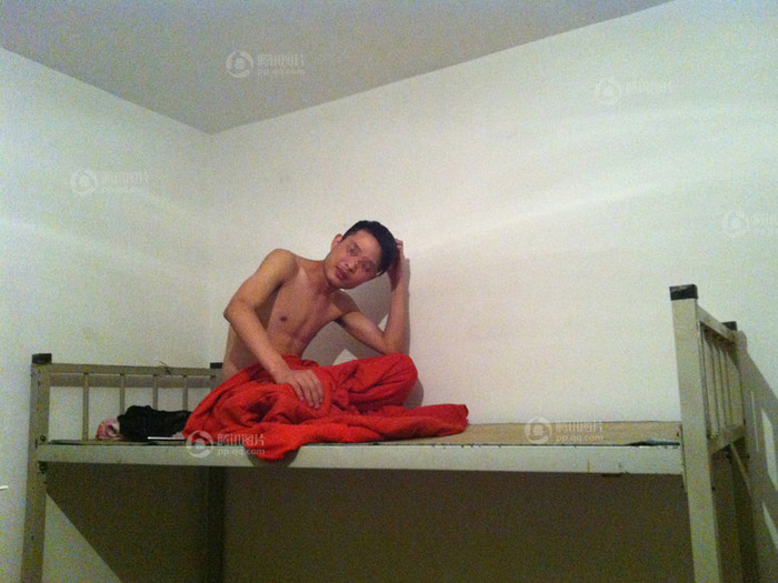 Đào, một thanh niên quê An Huy, 7 tuổi bố mẹ bỏ nhau, không ai quan tâm ngó ngàng đến: "Mình bán thận không phải vì thiếu tiền hay vay nợ, mà chỉ đơn giản mong muốn có tiền để cuộc sống dễ chịu hơn chút" Đào, một thanh niên quê An Huy, 7 tuổi bố mẹ bỏ nhau, không ai quan tâm ngó ngàng đến: "Mình bán thận không phải vì thiếu tiền hay vay nợ, mà chỉ đơn giản mong muốn có tiền để cuộc sống dễ chịu hơn chút"