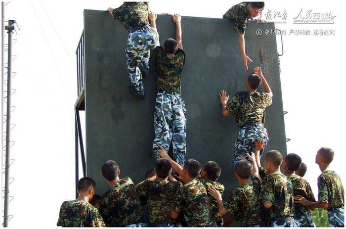 Binh lính Trung Quốc đồn trú trái phép tại khu vực Trường Sa huấn luyện thể lực Binh lính Trung Quốc đồn trú trái phép tại khu vực Trường Sa huấn luyện thể lực