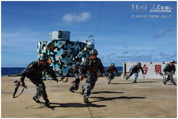 Lực lượng quân sự Trung Quốc đồn trú trái phép tại Trường Sa huấn luyện chiến thuật. Trung Quốc xây dựng khá nhiều công trình quân sự kiên cố tại khu vực này Lực lượng quân sự Trung Quốc đồn trú trái phép tại Trường Sa huấn luyện chiến thuật. Trung Quốc xây dựng khá nhiều công trình quân sự kiên cố tại khu vực này