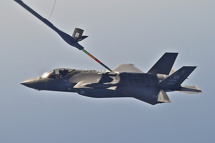 Thực hiện tiếp dầu trên không trung cho F - 35 ngày 11/4