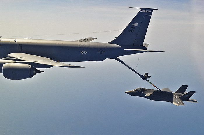 Thực hiện tiếp dầu trên không trung cho F - 35 ngày 11/4