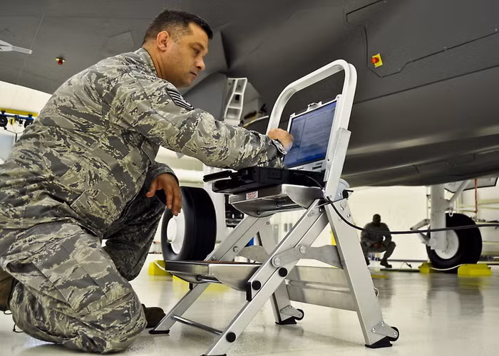 Chuyên viên kỹ thuật kiểm tra F - 35 trước khi cất cánh