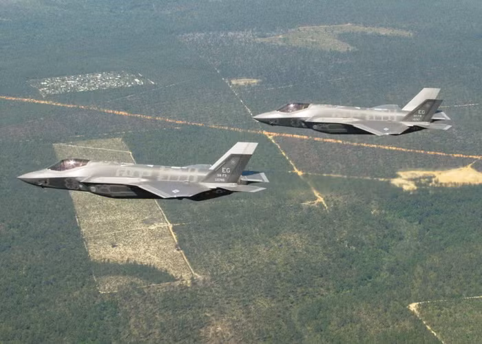 Biên đội 2 chiếc F - 35 cất cánh từ căn cứ Eglin ngày 10/4