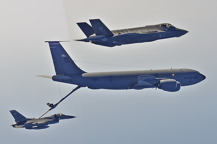 Thực hiện tiếp dầu trên không trung cho F - 35 ngày 11/4