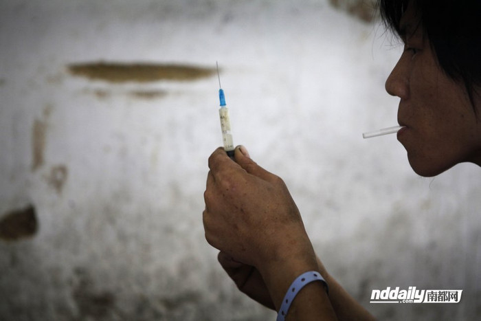 Bạn nghiện thi thoảng vứt cho y một "tép"