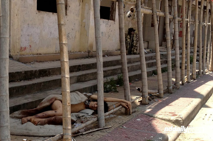 19 ngày cuối cùng, Ngô Quế Lâm hồi tưởng lại cuộc đời nghiện ngập của mình trong căn phòng ẩm mốc, hôi hám và viết lại những dòng nhật ký cuối cùng. ẢNH: Vỡ động mạch đùi, y được đưa vào viện điều trị nhưng không ăn thua, lại trốn ra ngoài nằm vật vạ đầu đường xó chợ, mảnh thân tàn không chút vải che