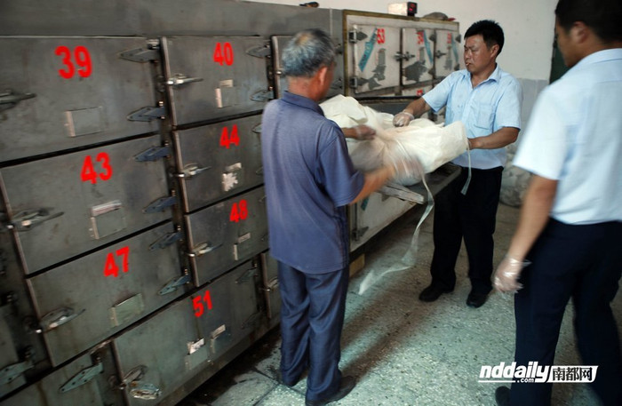 Sáng 6/5 xác Ngô Quế Lâm được đưa vào nhà xác địa phương