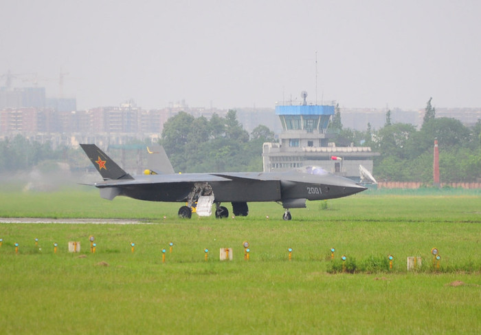 J-20 trên đường băng nhìn từ xa