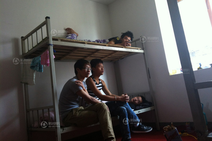 Đội quân bán thận được tập trung ăn ở một chỗ như ký túc xá sinh viên, một phòng 10 giường tầng, 20 người chờ đợi Đội quân bán thận được tập trung ăn ở một chỗ như ký túc xá sinh viên, một phòng 10 giường tầng, 20 người chờ đợi