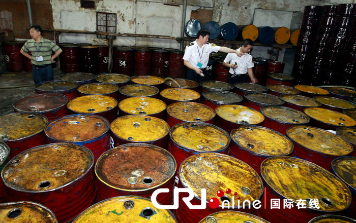 24 tấn dầu bẩn được chứa trong những phuy xăng cũ
