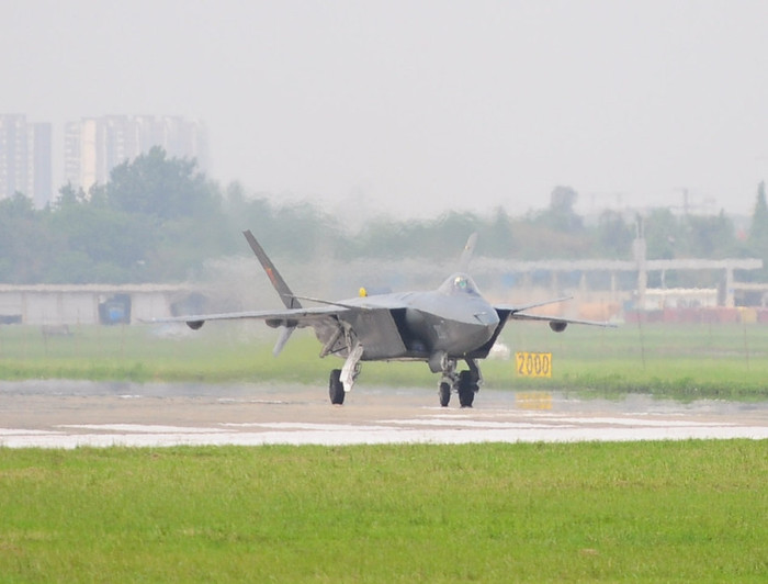 J-20 trên đường băng nhìn từ xa