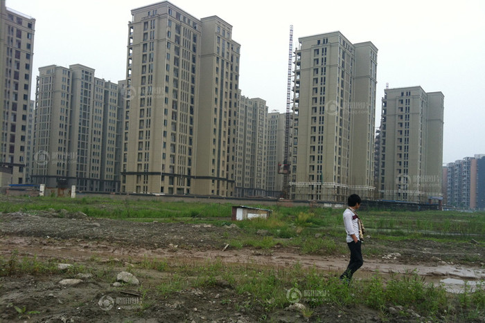 Mỗi một quả thận người tại thị trường "chợ đen" Trung Quốc có giá bình quân 200 đến 500 ngàn tệ, nhưng người bán thận chỉ nhận được 35 ngàn nhân dân tệ, số còn lại rơi vào túi môi giới, một con số không hề nhỏ, siêu lợi nhuận đối với kẻ buôn thận. Nhưng những người bán thận hầu hết không biết rằng cuộc sống của họ sau khi bán thận đã bi đát lại càng trở nên bi đát. Bán thận kiếm tiền không phải cách giải quyết vấn đề. ẢNH: Nhìn bề ngoài ít ai nghĩ rằng người thanh niên thế hệ 9x này đang chờ để được bán thận kiếm tiền. Mỗi năm Trung Quốc có khoảng 1 triệu ca cần ghép thận trong khi chỉ 4000 người trong số họ có thận để ghép Mỗi một quả thận người tại thị trường "chợ đen" Trung Quốc có giá bình quân 200 đến 500 ngàn tệ, nhưng người bán thận chỉ nhận được 35 ngàn nhân dân tệ, số còn lại rơi vào túi môi giới, một con số không hề nhỏ, siêu lợi nhuận đối với kẻ buôn thận. Nhưng những người bán thận hầu hết không biết rằng cuộc sống của họ sau khi bán thận đã bi đát lại càng trở nên bi đát. Bán thận kiếm tiền không phải cách giải quyết vấn đề. ẢNH: Nhìn bề ngoài ít ai nghĩ rằng người thanh niên thế hệ 9x này đang chờ để được bán thận kiếm tiền. Mỗi năm Trung Quốc có khoảng 1 triệu ca cần ghép thận trong khi chỉ 4000 người trong số họ có thận để ghép