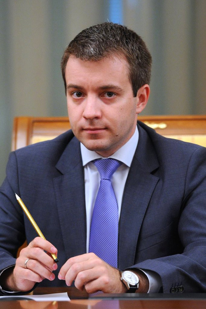 Chân dung Bộ trưởng "8x" tân Nội các Nga Nikola Nikiforov. Bộ trưởng trẻ nhất trong nội các ông Medvedev là Bộ trưởng bộ Thông tin, Nikola Nikiforov năm nay 29 tuổi. Sinh ngày 24/6/1982 tại Tazan, thủ phủ nước cộng hòa Tatarstan thuộc Liên bang Nga, Bộ trưởng "8x" mới của Liên bang Nga tốt nghiệp khoa kinh tế đại học Tazan, từng kinh qua các chức vụ giám đốc điều hành một số công ty từ năm 2001 đến 2005 thì bắt đầu làm cố vấn công nghệ thông tin cho Thủ tướng nước cộng hòa Tatarstan. Ngày 22/4/2010 ông được bổ nhiệm làm Phó thủ tướng kiêm Bộ trưởng bộ Thông tin nước cộng hòa Tatarstan cho đến thời điểm được Tổng thống Putin chính thức bổ nhiệm vị trí Bộ trưởng bộ Thông tin Liên Bang Nga.</div>