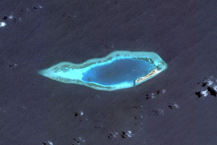 Sân bay quân sự trên đảo Đá Hoa Lau trong quần đảo Trường Sa thuộc chủ quyền Việt Nam do Malaysia chiếm đóng và xây dựng trái phép