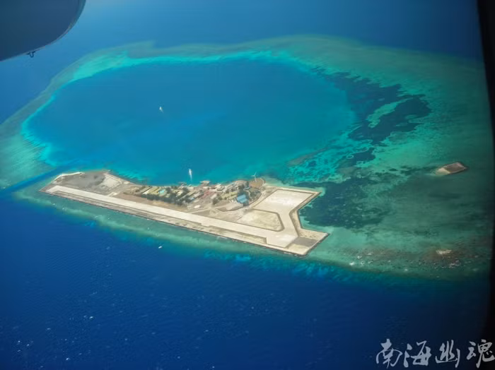 Sân bay quân sự trên đảo Đá Hoa Lau trong quần đảo Trường Sa thuộc chủ quyền Việt Nam do Malaysia chiếm đóng và xây dựng trái phép Sân bay quân sự trên đảo Đá Hoa Lau trong quần đảo Trường Sa thuộc chủ quyền Việt Nam do Malaysia chiếm đóng và xây dựng trái phép