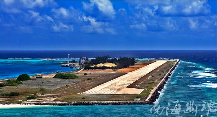 Sân bay quân sự trên đảo Đá Hoa Lau trong quần đảo Trường Sa thuộc chủ quyền Việt Nam do Malaysia chiếm đóng và xây dựng trái phép Sân bay quân sự trên đảo Đá Hoa Lau trong quần đảo Trường Sa thuộc chủ quyền Việt Nam do Malaysia chiếm đóng và xây dựng trái phép