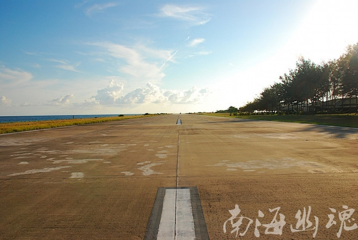 Sân bay quân sự trên đảo Đá Hoa Lau trong quần đảo Trường Sa thuộc chủ quyền Việt Nam do Malaysia chiếm đóng và xây dựng trái phép