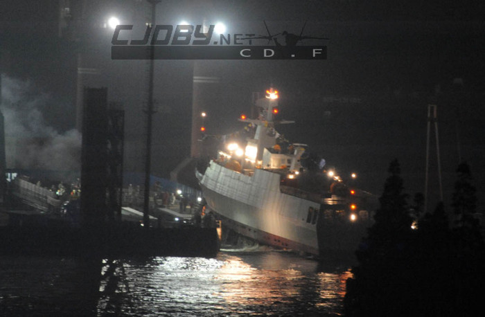 Việc hạ thủy tàu hộ vệ hạng nhẹ được Trung Quốc tiến hành lúc nửa đêm Việc hạ thủy tàu hộ vệ hạng nhẹ được Trung Quốc tiến hành lúc nửa đêm