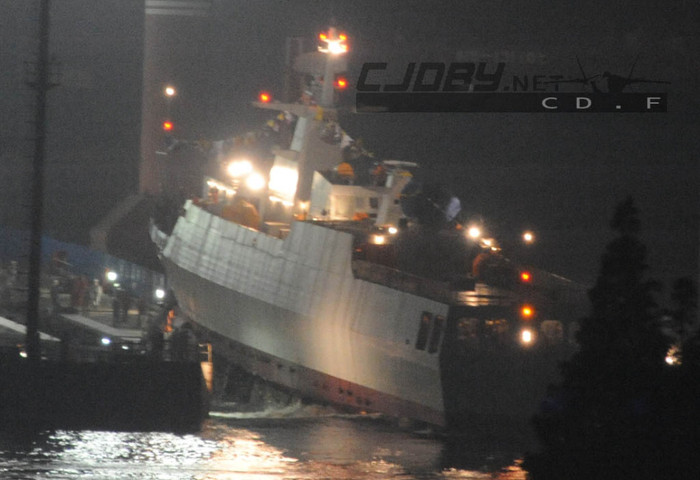 Hình ảnh hạ thủy tàu hộ vệ được một ai đó chụp lại bằng điện thoại Hình ảnh hạ thủy tàu hộ vệ được một ai đó chụp lại bằng điện thoại