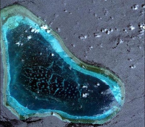 Ảnh chụp bãi cạn Scarborough từ vệ tinh (theo Nhân dân nhật báo) Ảnh chụp bãi cạn Scarborough từ vệ tinh (theo Nhân dân nhật báo)