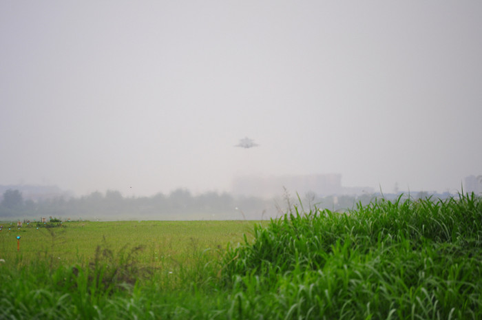 J-20 trên đường băng nhìn từ xa