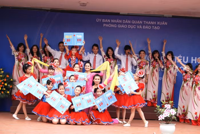 Tiết mục văn nghệ đặc sắc của các em học sinh chào mừng Lễ đón nhận “Bằng công nhận trường Tiểu học Hạ Đình đạt chuẩn Quốc gia”