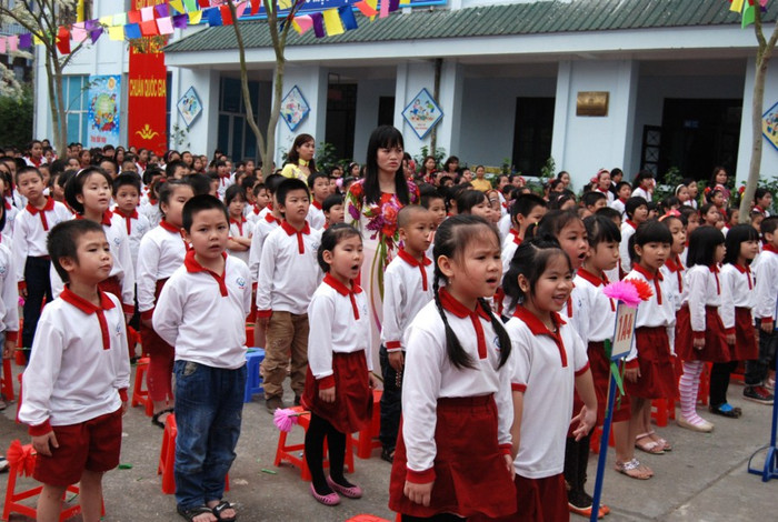 Học sinh Trường tiểu học Hạ Đình hát Quốc ca.